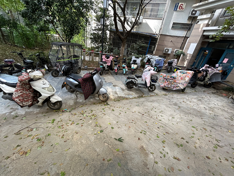 Six electric vehicles in Danqing Garden Community, Heyedi Street, Shushan District, Hefei City were parked in disorder, which affected residents' travel. Photo courtesy of respondents