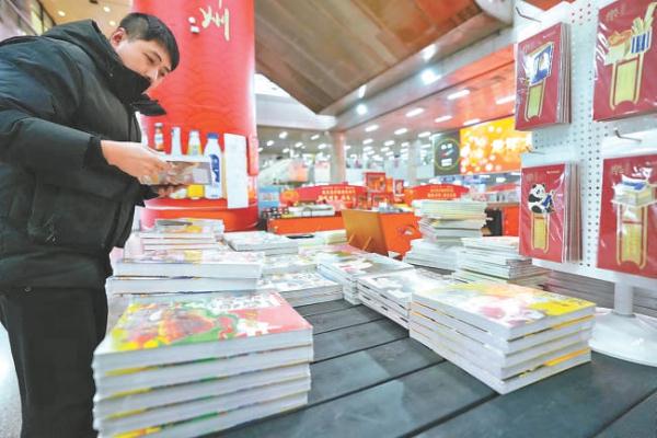 A book market is set up on the second floor of Beijing West Railway Station, which is convenient for passengers to bring books to read on the road.
